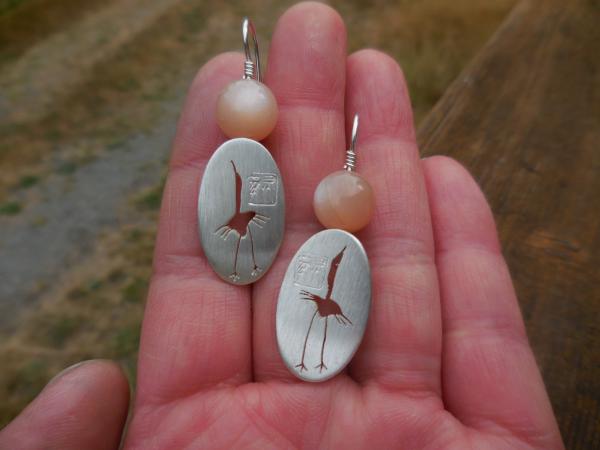 Crane earring oval earring in sterling silver with peach moonstone LY E 7721