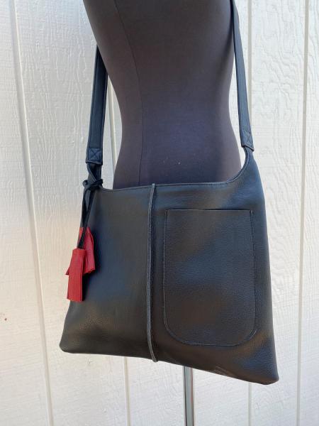 Crossbody, Black leather with black strap and Exterior pocket (zipper)