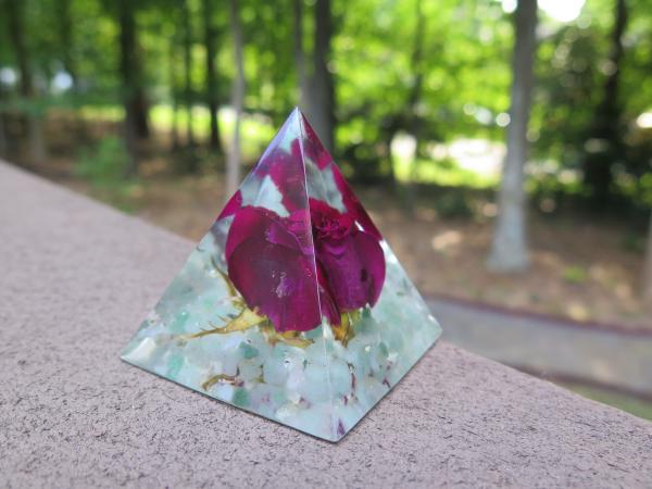 Real flower home decor pyramid picture