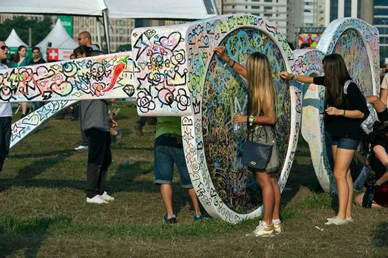 Chilli Beans Giant Sunglasses — Lollapalooza 2013 https://www.facebook.com/ChilliBeansBR