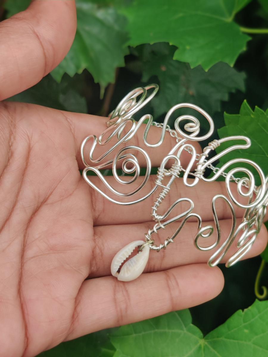 Free Form Bracelet w/ cowrie shell ?⭐