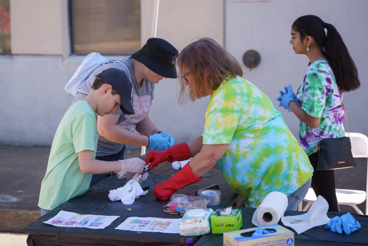 people tie-dyeing