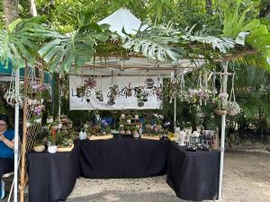 EDIBLES & PLANTS/FLOWERS EXHIBITOR