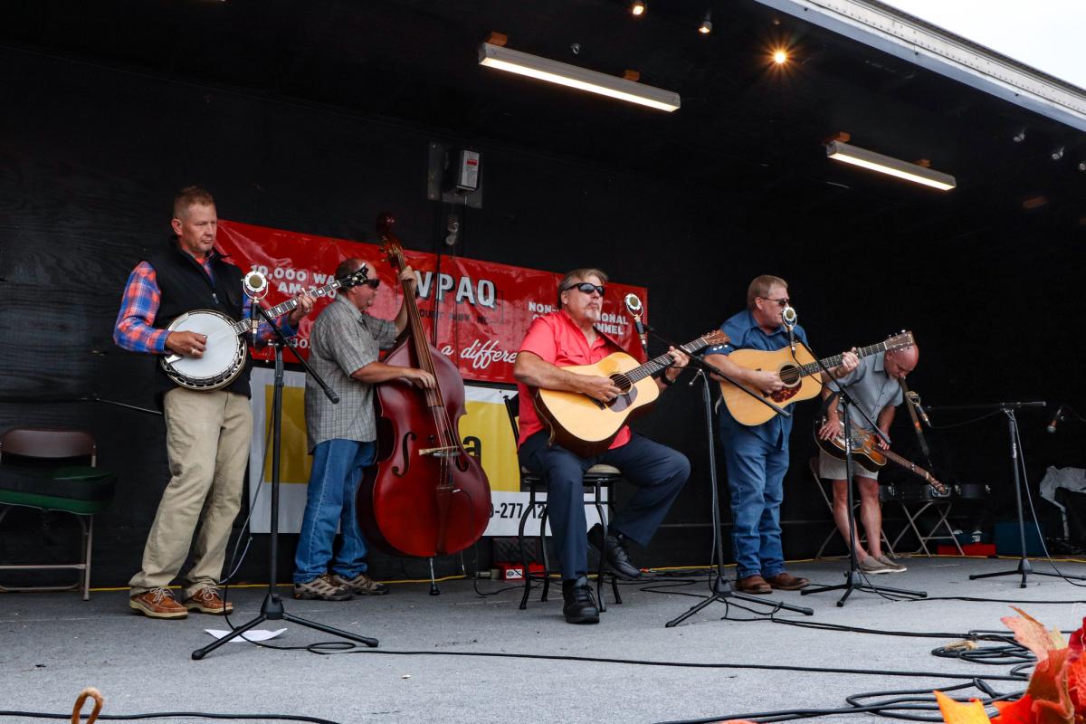 Live Bandstand and Music Jams