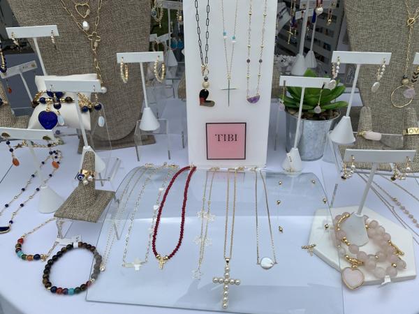 JEWELRY EXHIBITOR