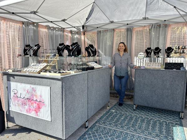 JEWELRY EXHIBITOR