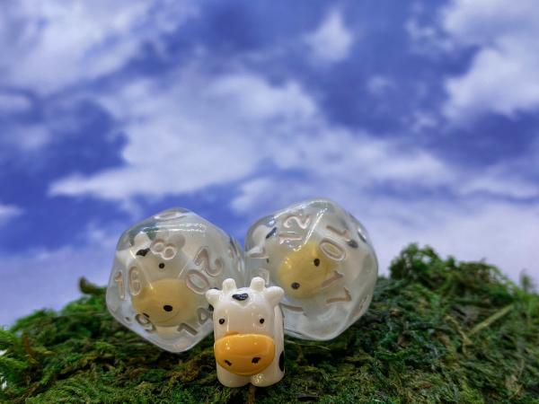 Dairy20- D20 dice with a Cow inside- Single D20 picture