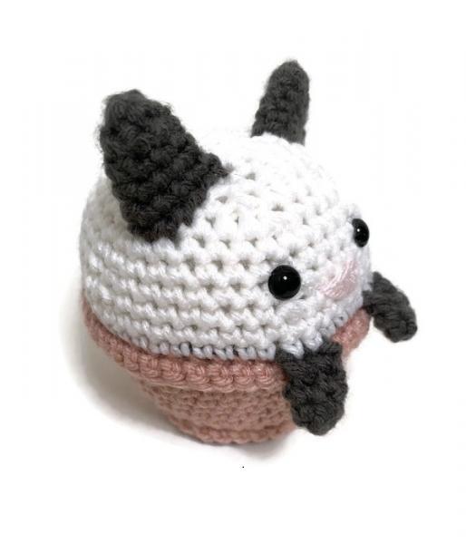 Crochet Amigurmi White and Gray Kitty in a Teacup Plush picture