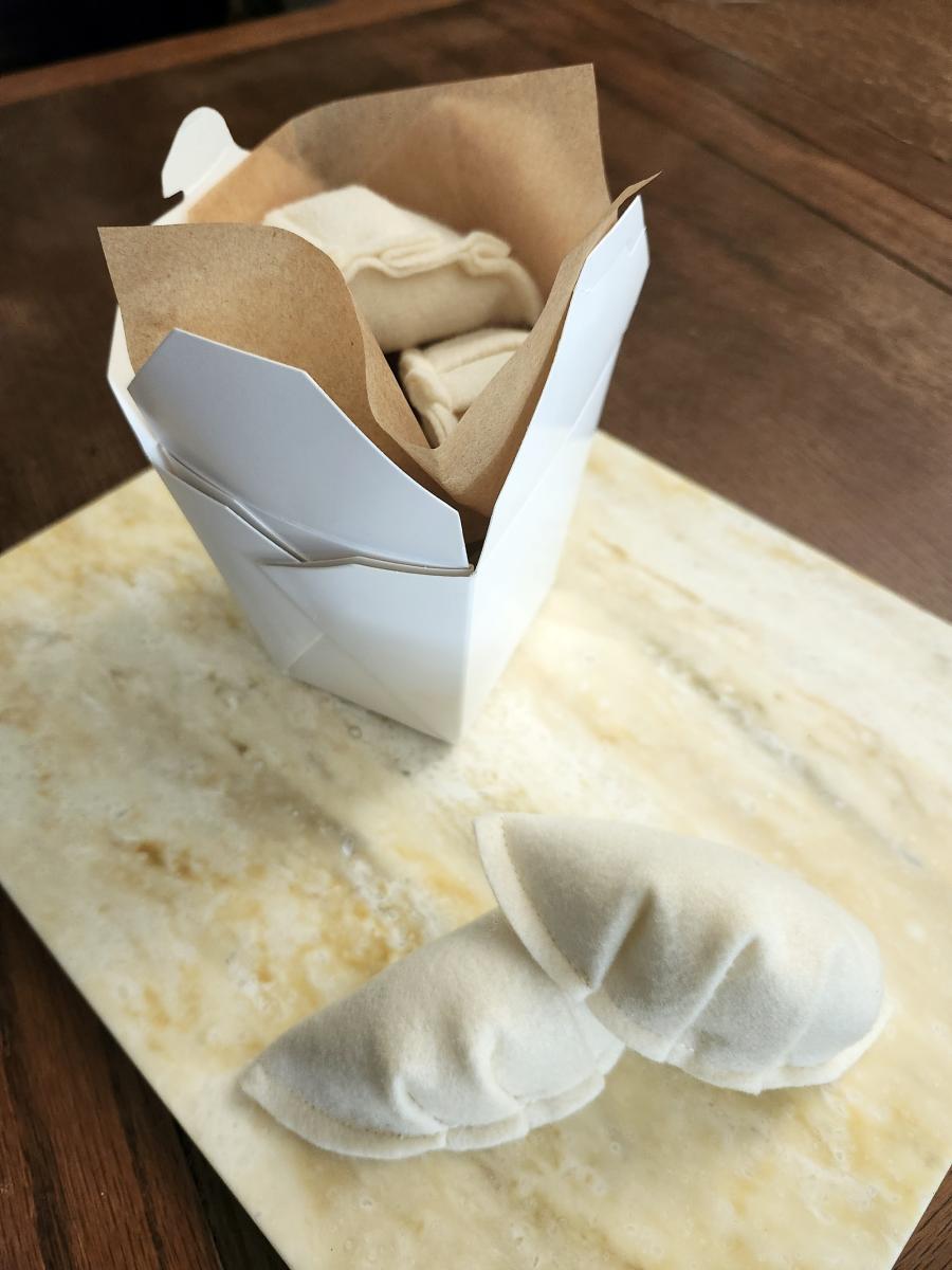 Set of 3 felt steamed dumpling gyoza shaped cat toys with to go box | Eco-Fi felt toys for cats | catnip essence | handmade gift for cat picture