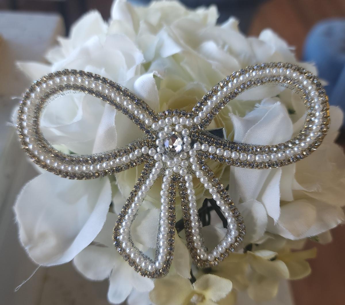 Pearl & Rhinestone Bow Hair Clip &ndash; Gold picture