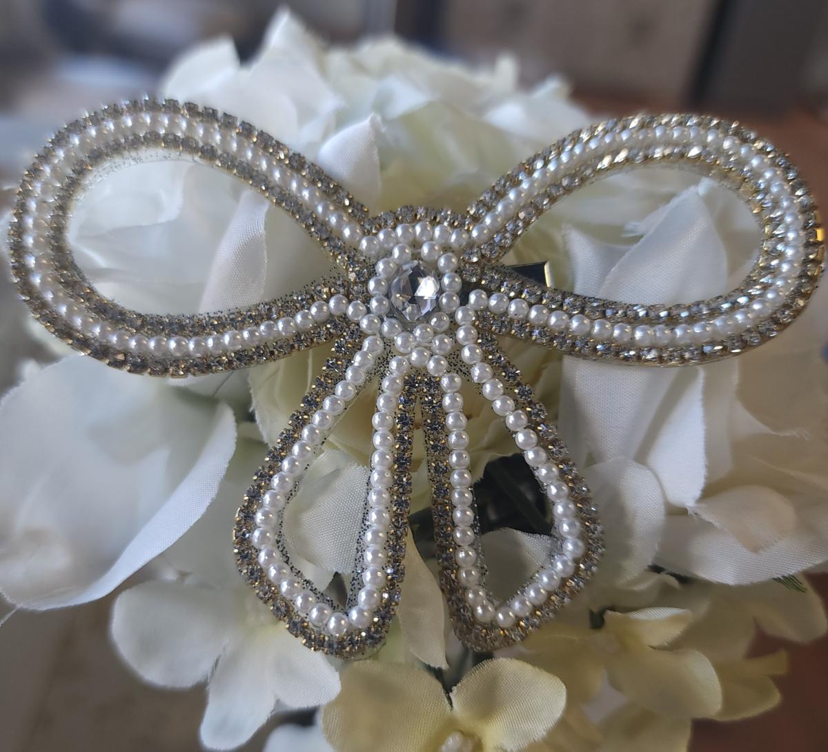 Pearl & Rhinestone Bow Hair Clip &ndash; Gold picture