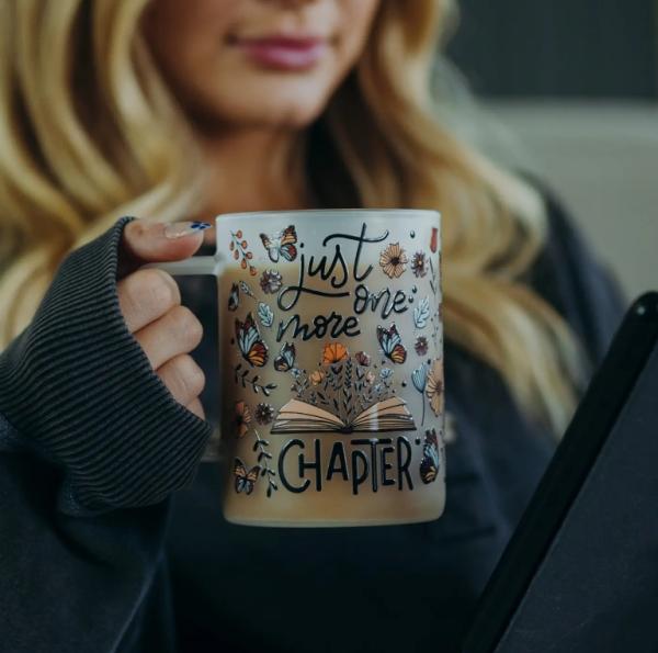 Just One More Chapter Book Lover 17oz Glass Mug with Lid and Straw