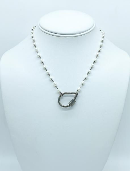 gunmetal-carabiner-lock-with-freshwater-pearl-necklace