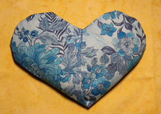 Soothing Heart-Shaped Eye Pillow with Lavender and Eucalyptus for Migraine Relief picture
