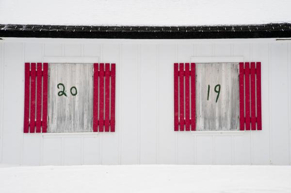 2.Red Shutters | Volets Rouges