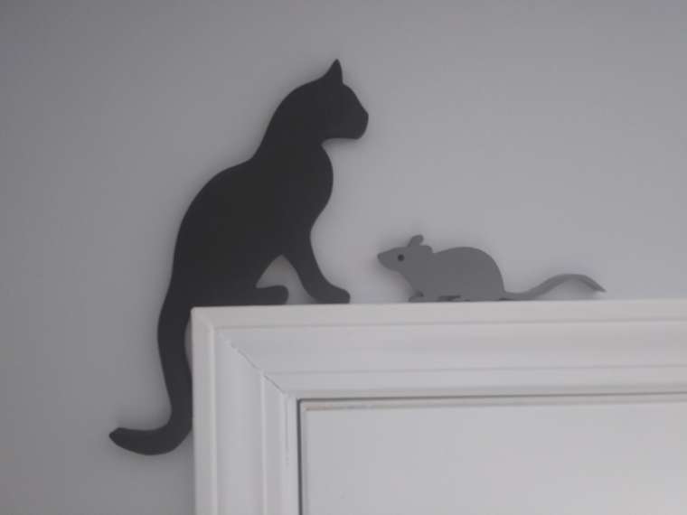 Door cat with mouse picture