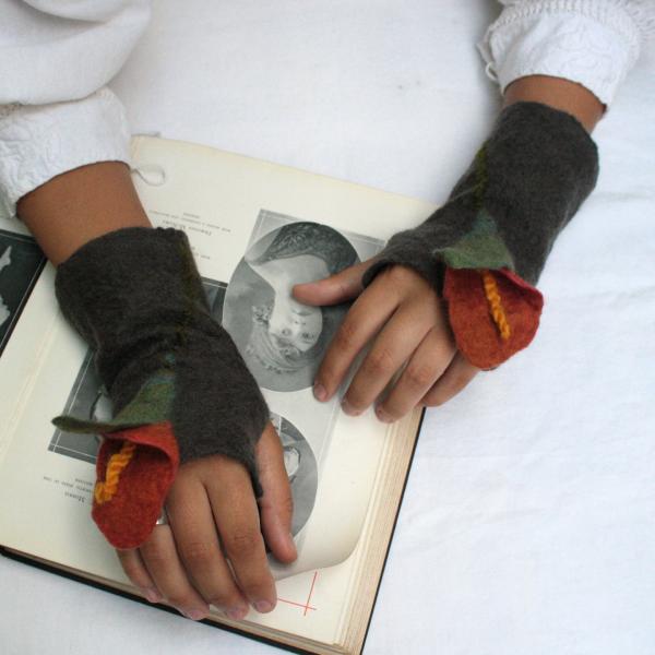 Calla Lily Mittens picture