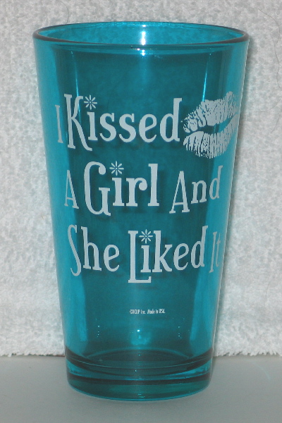 I Kissed A Girl and She Liked It Colored 16 oz Pint Glass NEW UNUSED