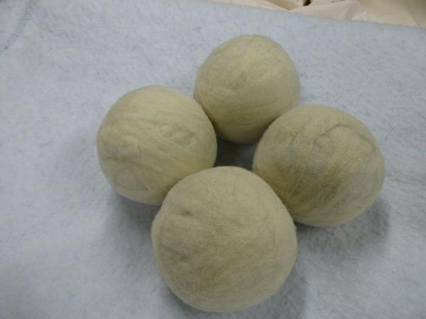 4 Dryer Balls Made of Solid Wool Roving