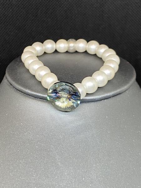 Pearl Bracelet with a Translucent Crystallized Jewel