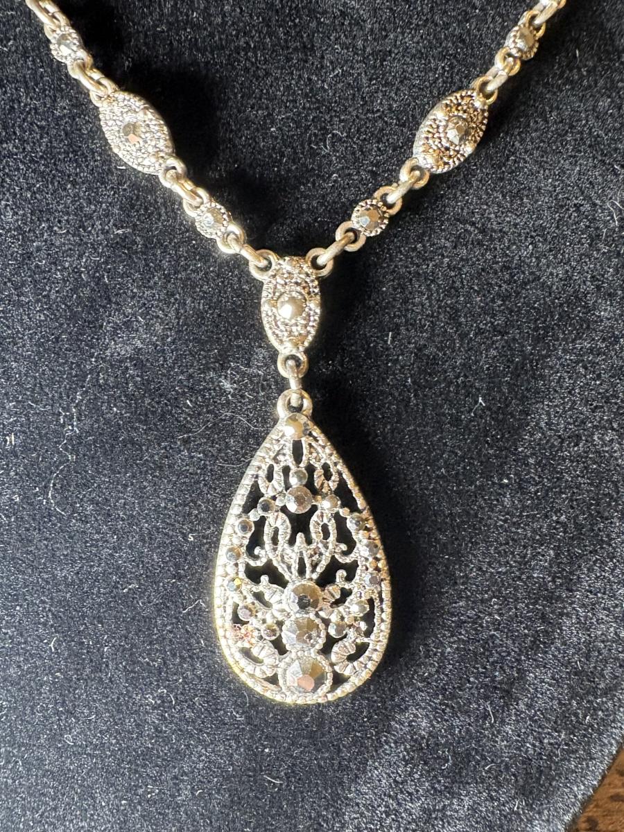 RMN Teardrop Pendent Silver Tone Necklace picture