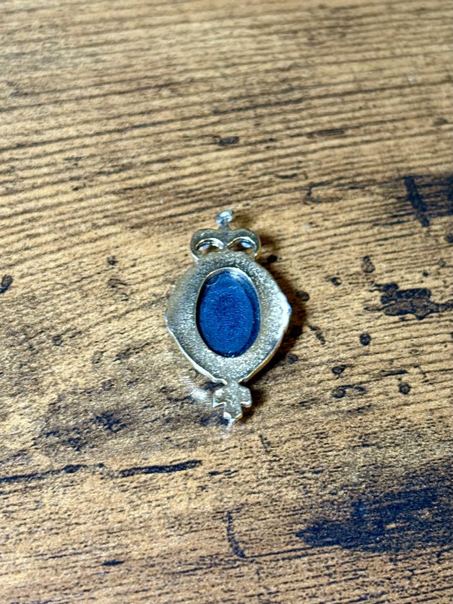 Left Facing Gold Tone Cameo Pendant w/ Pearl Accents picture