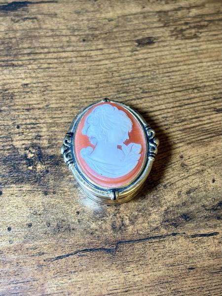 Est&eacute;e Lauder London Gold Tone Cameo Perfume Compact
