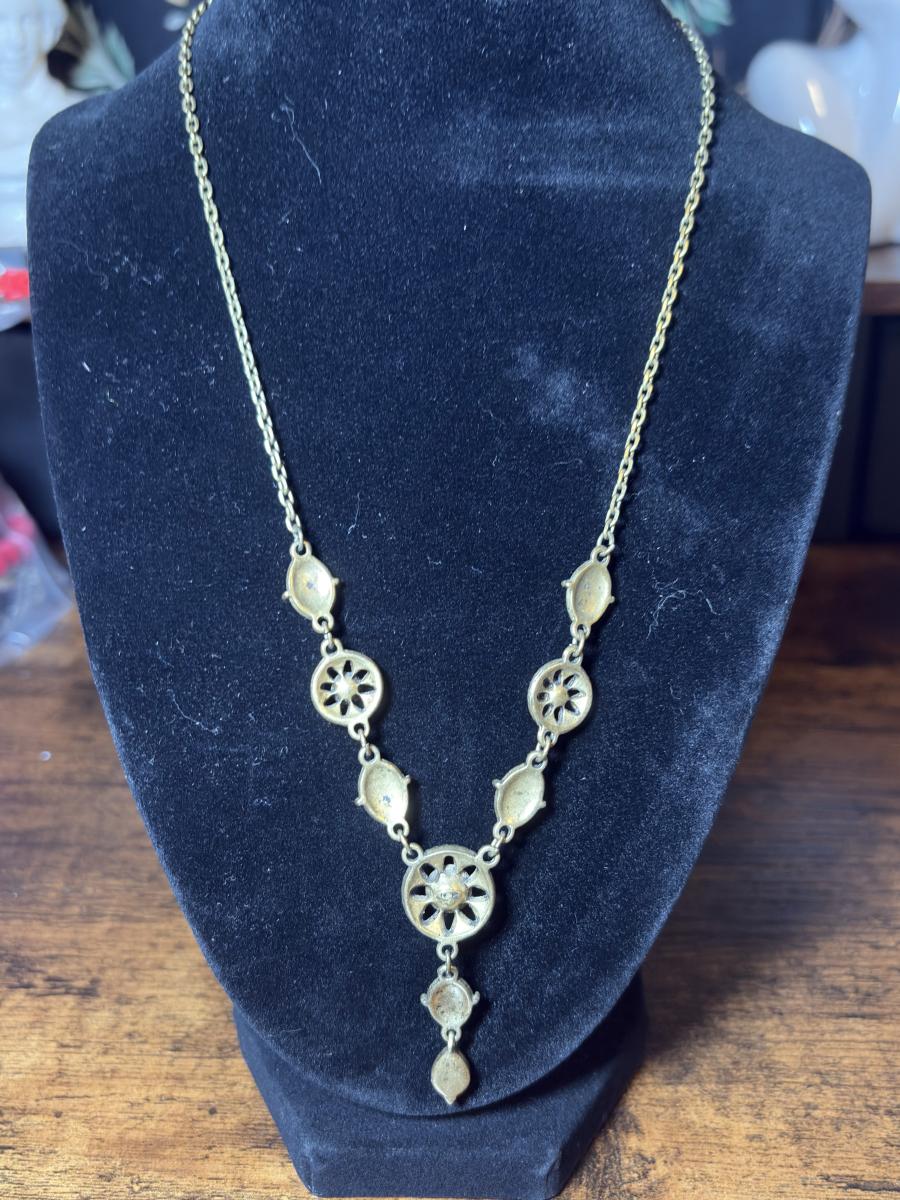 AVON Red & Gold Tone Lariat Necklace picture