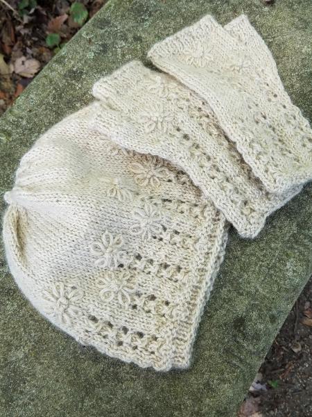 Wild Daisies Hat and Mitts Kit picture