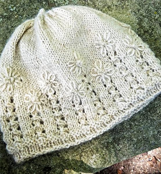 Wild Daisies Hat and Mitts Pattern picture
