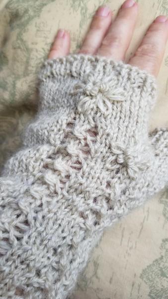 Wild Daisies Hat and Mitts Kit picture