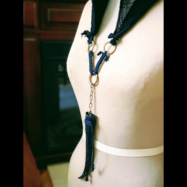 Hooded horn necklace picture