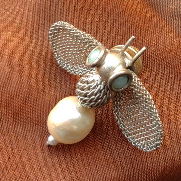 SMALL BEE WITH TWO WOVEN WIRE MESH WINGS, REAL FRESHWATER PEARL BODY AND STONE EYES