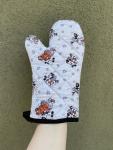 Gray Minnie and Mickey oven mitt
