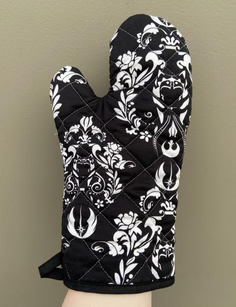 Damask oven mitt picture