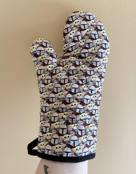 Packed Mando and Grogu oven mitt