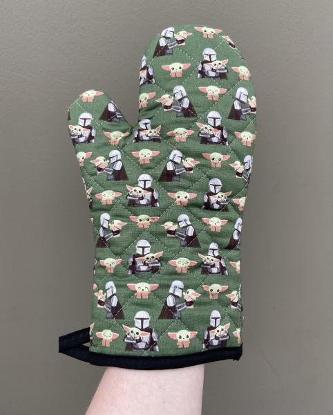 Green Mando and Baby Yoda oven mitt
