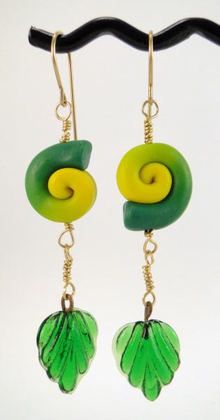 Spiral and leaf earrings, in green and yellow