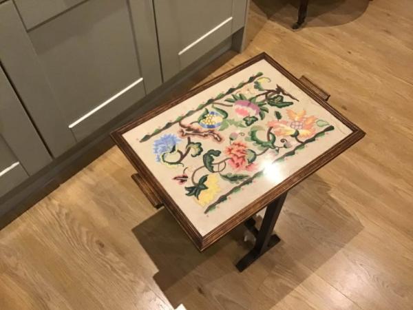 Vintage 1920&rsquo;s oak tapestry fire screen/side table