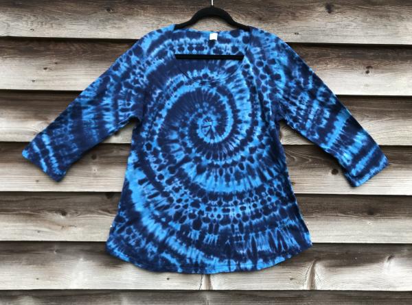 SIZE XL Baby Blue and Indigo Jellybean Spiral 3-Quarter Sleeve Scoop Top