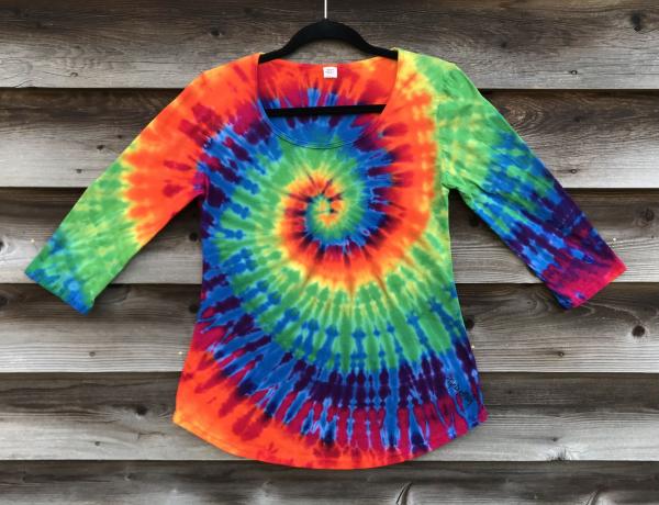 Size Small  Rainbow Spiral 3-Quarter Sleeve Scoop Top