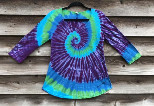 SIZE MEDIUM Blues and Purple Spiral 3-Quarter Sleeve Scoop Top picture