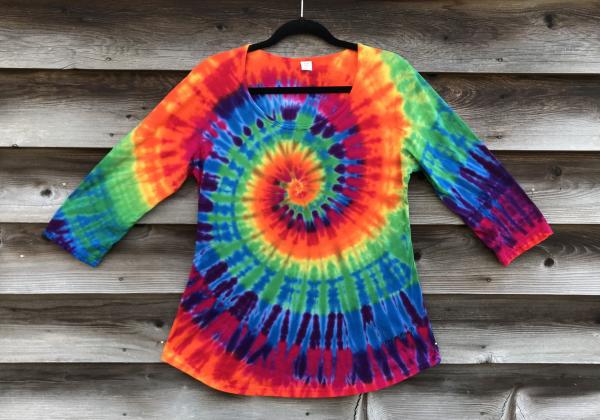 Size Large  Rainbow Spiral 3-Quarter Sleeve Scoop Top