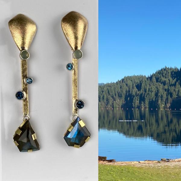 Multi stones swinging danglers