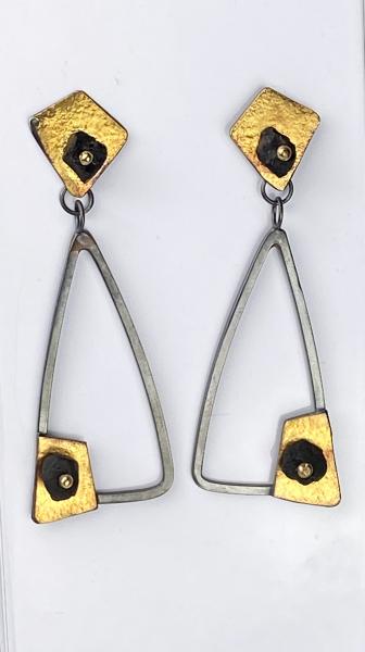 Geo earrings with raw black spinel