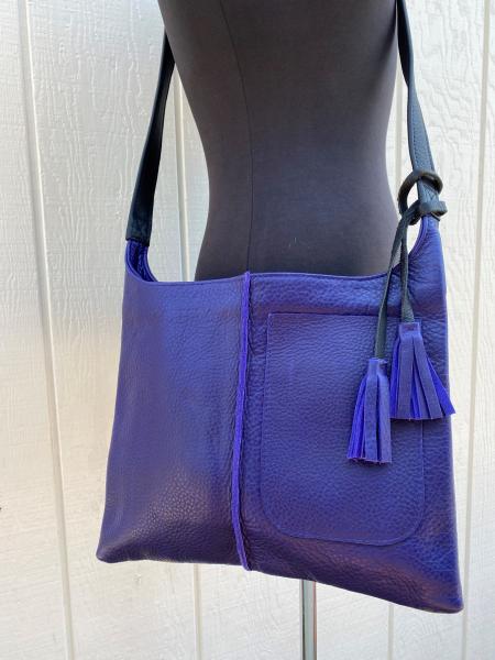 Crossbody, Purple leather with black strap and Exterior pocket (zipper)