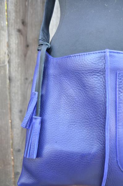 Crossbody, Purple leather with black strap and Exterior pocket (zipper) picture