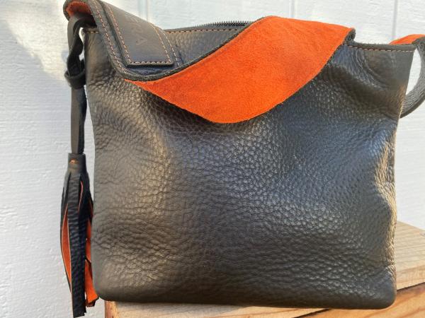 Small shoulder bag, Black leather lined with orange suede (w/zipper)