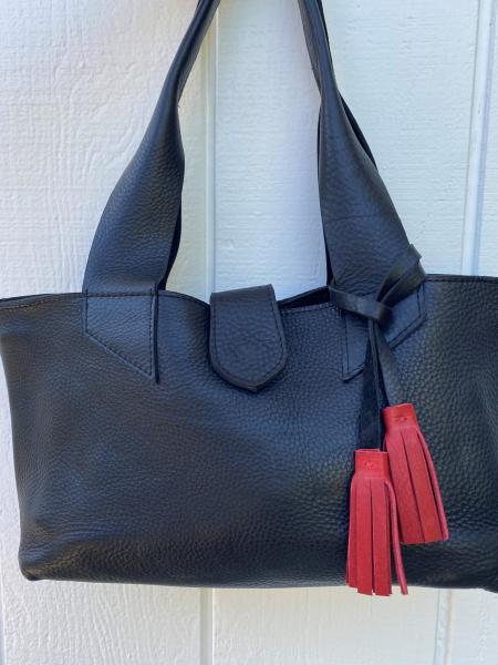 Shoulder bag, black leather purse with red tassel (zipper)