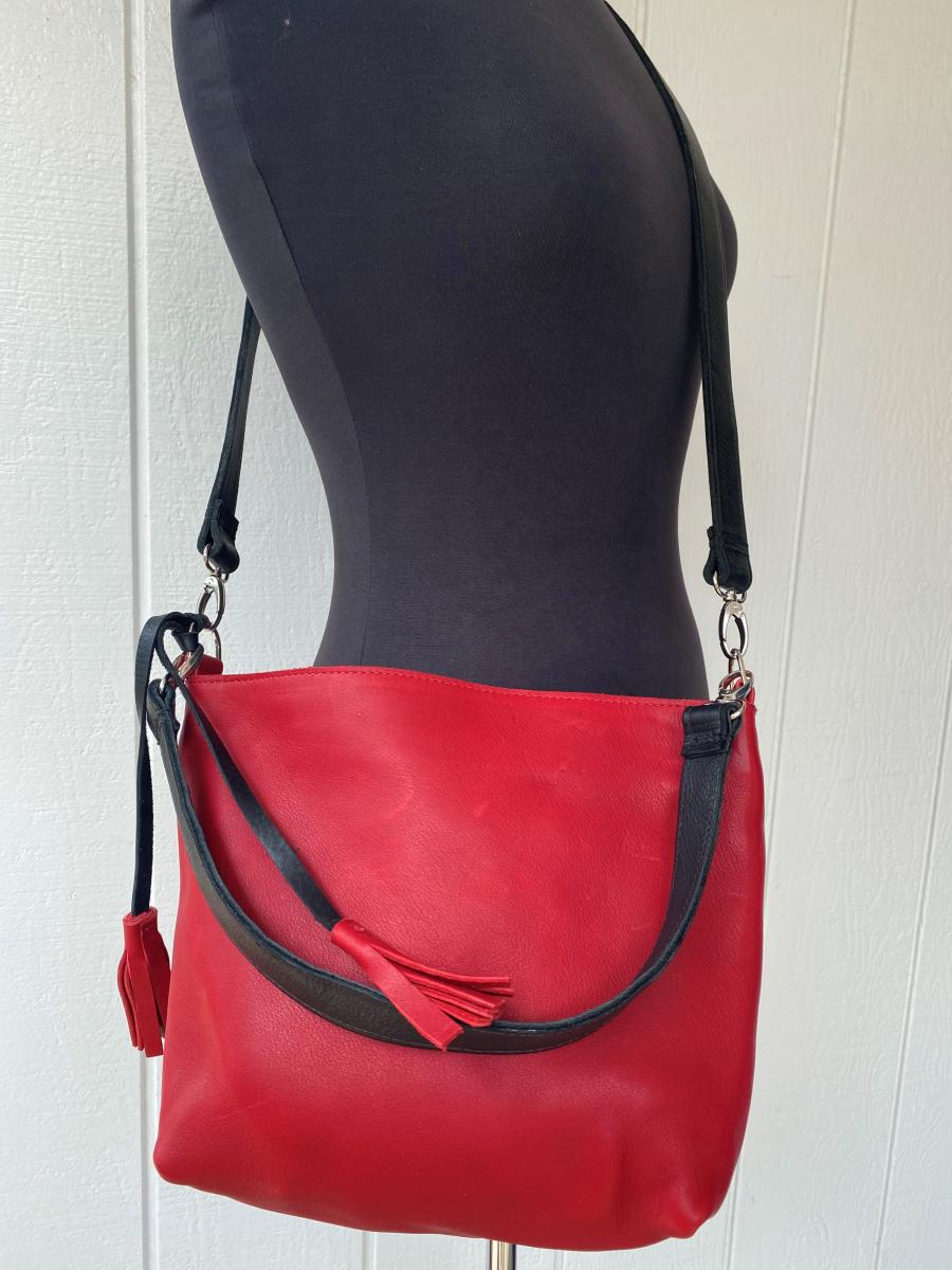 Crossbody & shoulder bag, Red leather with 2 black straps (zipper) picture